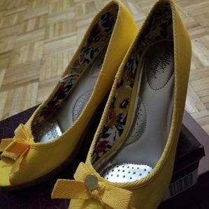 Jenna Jenna yellow wedge sandals